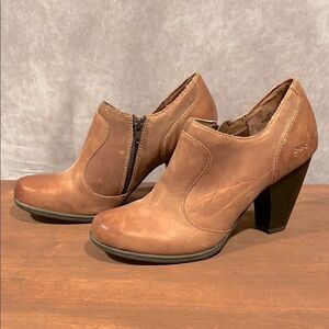 Born ankle booties shooties light brown leather heels size 10